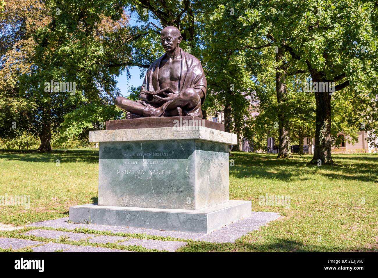 Die sitzende Statue von Gandhi im Ariana Park in Genf. Stockfoto