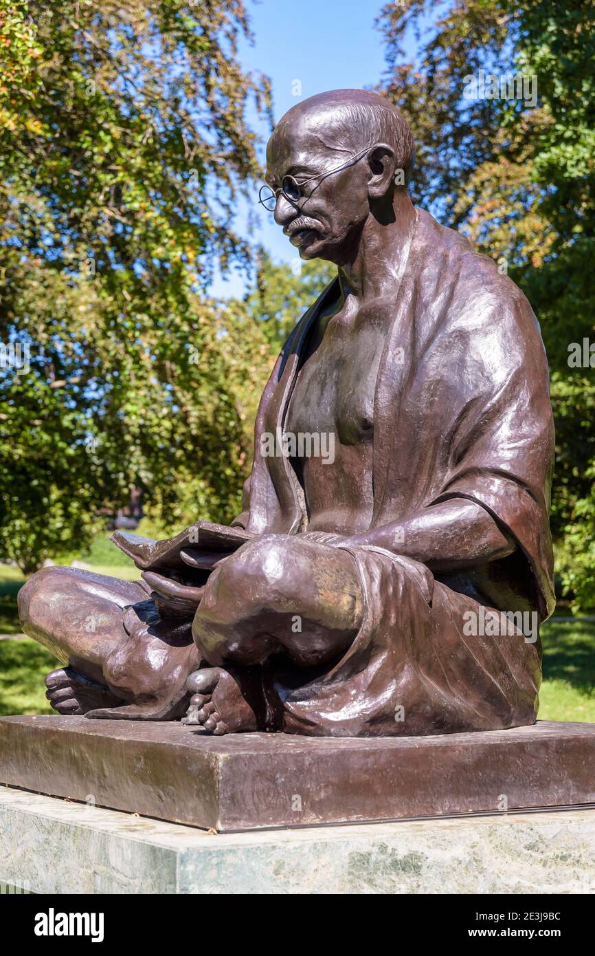 Die sitzende Statue von Gandhi im Ariana Park in Genf. Stockfoto