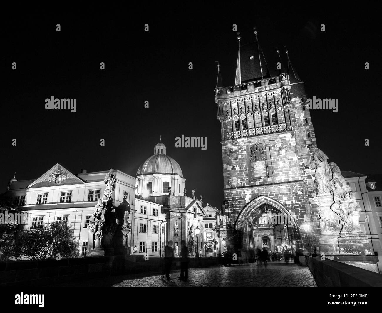 Nachtansicht der Karlsbrücke in Prag mit Altstädter Brückenturm, Tschechische Republik. Schwarzweiß-Bild. Stockfoto