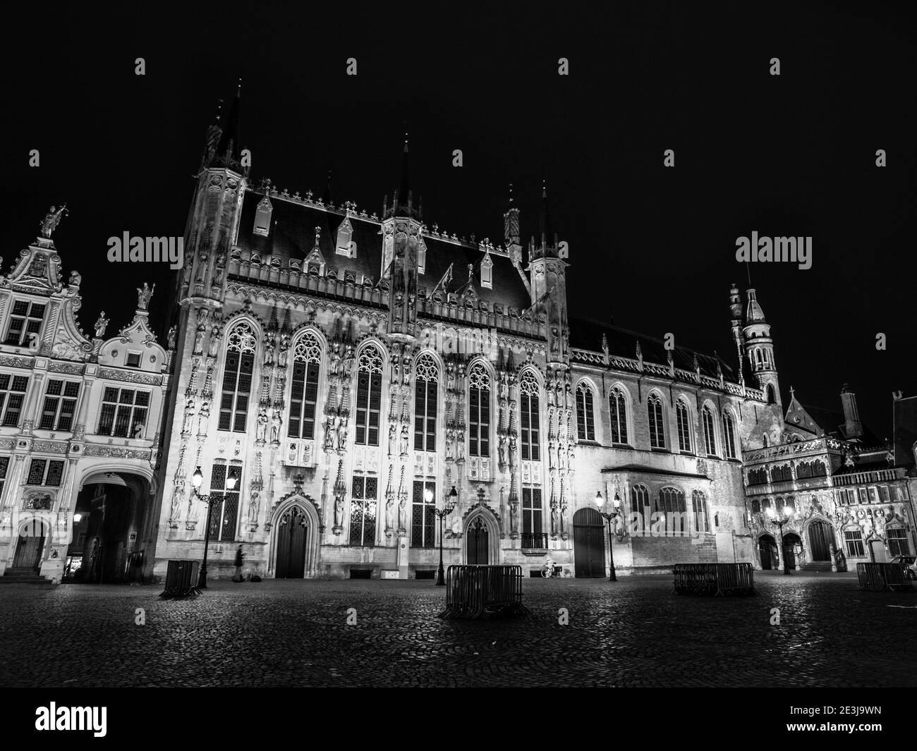 Burgplatz mit dem Rathaus bei Nacht, Brügge, Belgien. Schwarzweiß-Bild. Stockfoto