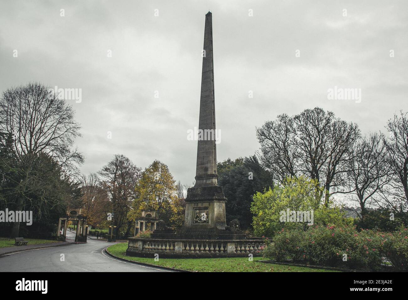 Obelisk für Königin Victoria am Eingang des Victoria Parks in Bath, Somerset, England, Großbritannien. Stockfoto