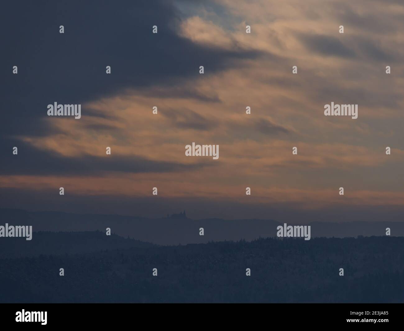 Atemberaubende Aussicht auf die Ausläufer der Schwäbischen Alb mit den Silhouetten der berühmten Hohenzollern unter hellem Himmel. Stockfoto