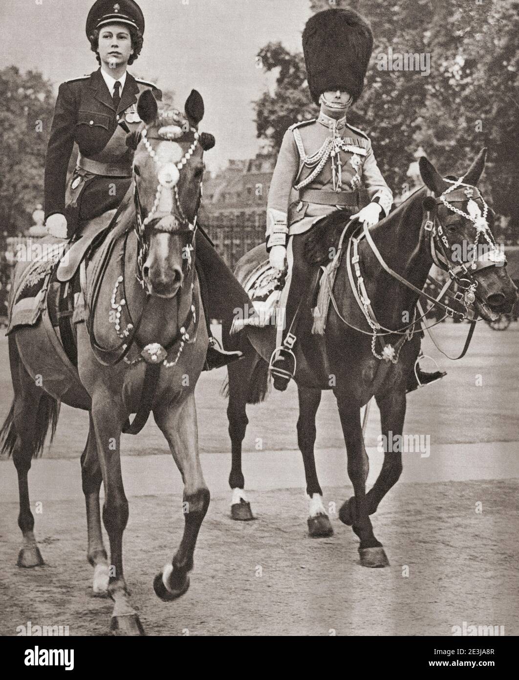 EDITORIAL NUR Prinzessin Elizabeth von York und der Herzog von Gloucester bei der Zeremonie von Trooping the Color, 1949. Prinzessin Elisabeth von York, 1926 - 2022, zukünftige Elisabeth II., Königin des Vereinigten Königreichs. Prinz Henry, Duke of Gloucester, 1900 – 1974. Onkel von Prinzessin Elizabeth. Aus dem Königin-Elisabeth-Krönungsbuch, veröffentlicht 1953. Stockfoto