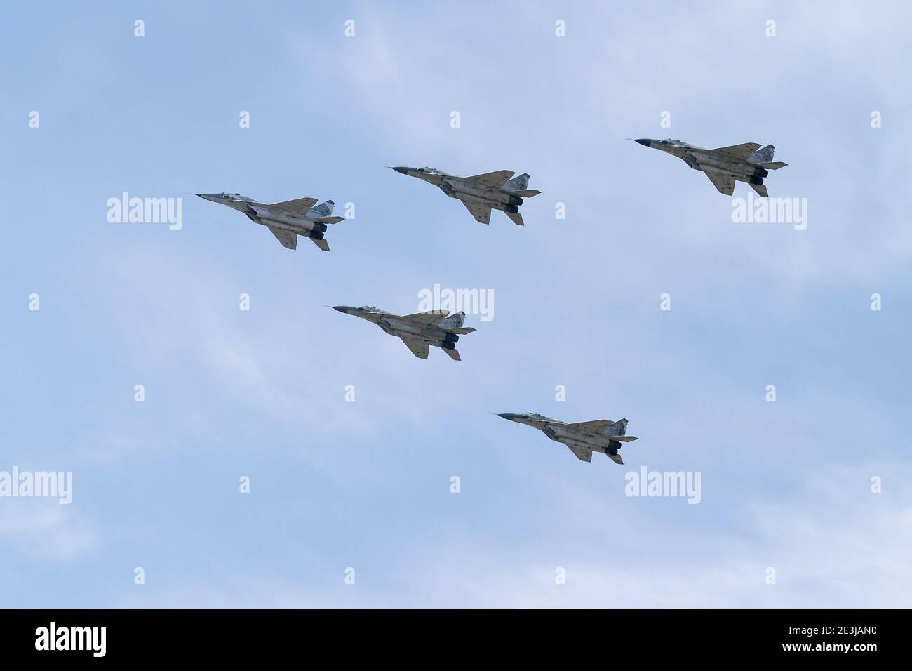 MOSKAU, RUSSLAND - 09. MAI 2015: Russische Militärflugzeuge am Tag des Sieges in Moskau, Russland. Eine Gruppe von MiG-29 Kämpfern im Flug. Stockfoto