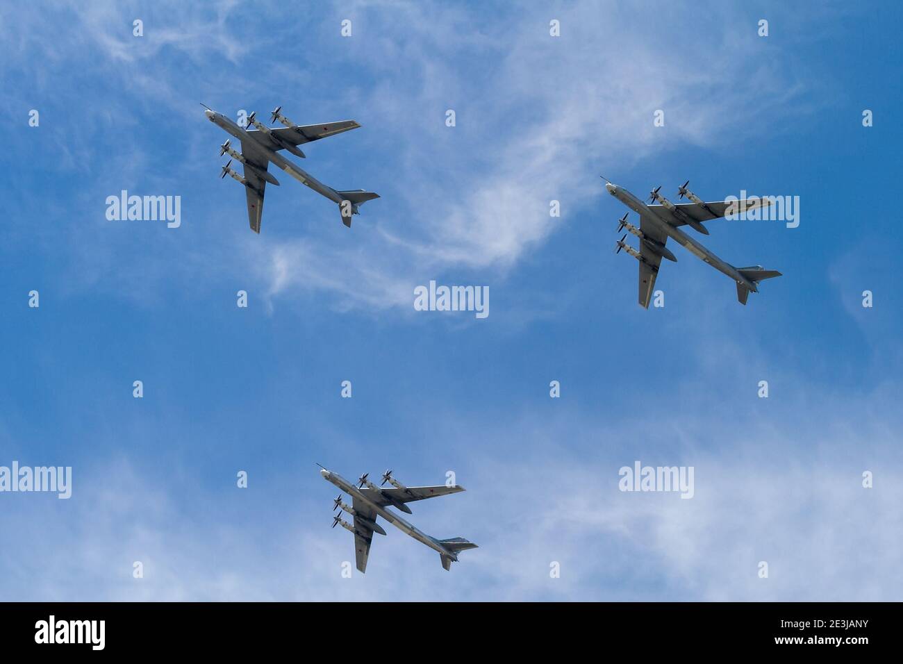 MOSKAU, RUSSLAND - 09. MAI 2015: Russische Bomber TU-95MS am Himmel am Tag des Sieges in Moskau, Russland. Stockfoto