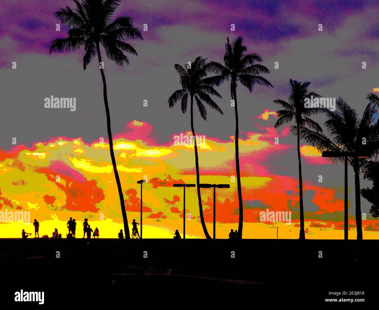 Hawaiian Silhouettes Enhanced - aufgenommen auf Magic Island, Honolulu, während eines spektakulären Sonnenuntergangs. Das Bild wurde digital manipuliert, um künstlerische Effekte zu erzielen Stockfoto