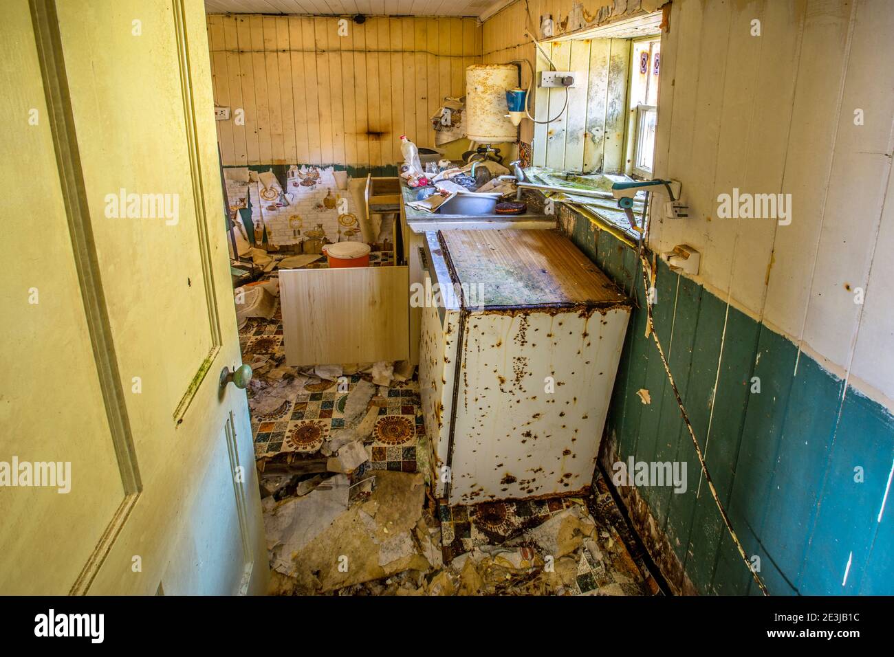 Eine verlassene verlassene Küche in einem alten Häuschen. Stockfoto