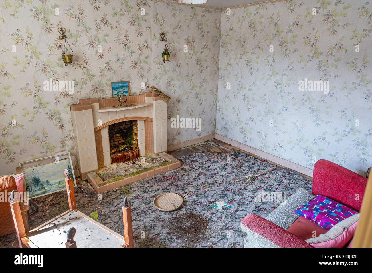 Das Wohnzimmer in einer verlassenen verlassenen Hütte Stockfoto