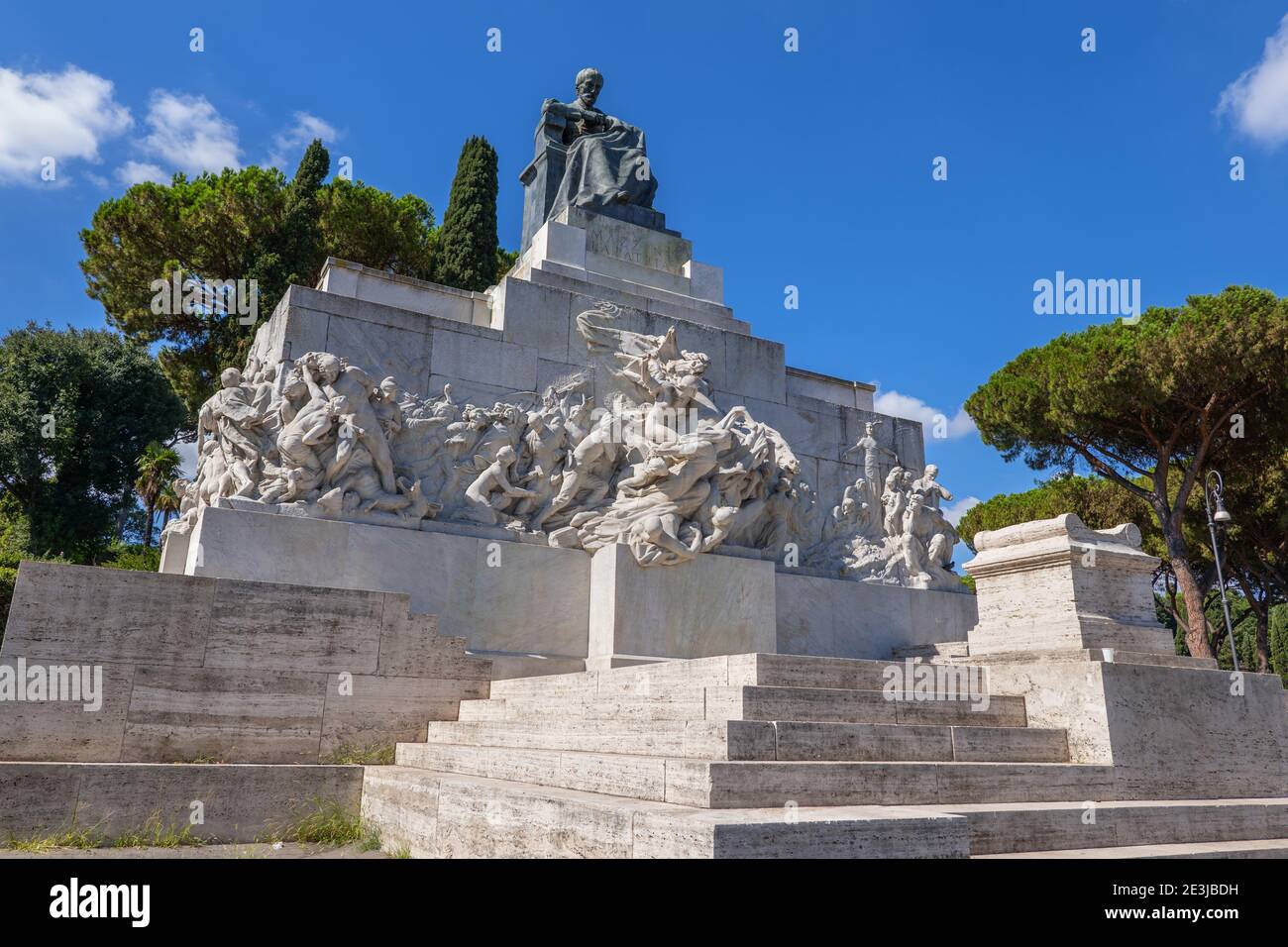 Denkmal für Giuseppe Mazzini von Ettore Ferrari auf der Piazza Ugo La Malfa in Rom, Italien Stockfoto