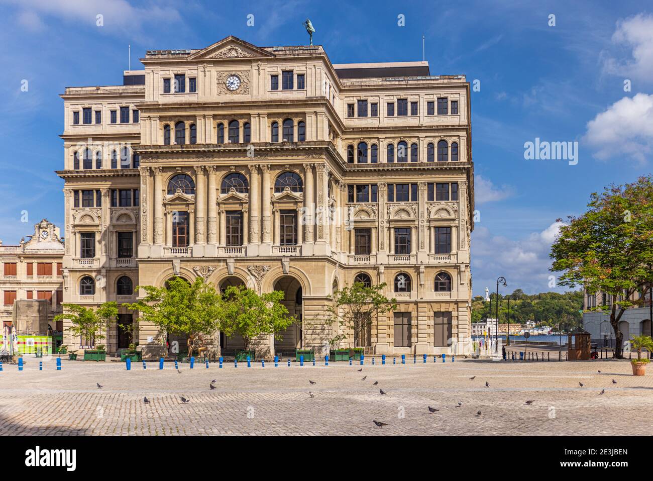Plaza de San Francisco in der Altstadt von Havanna, Kuba. Lonja Gebäude, Heimat vieler Medienorganisationen Stockfoto