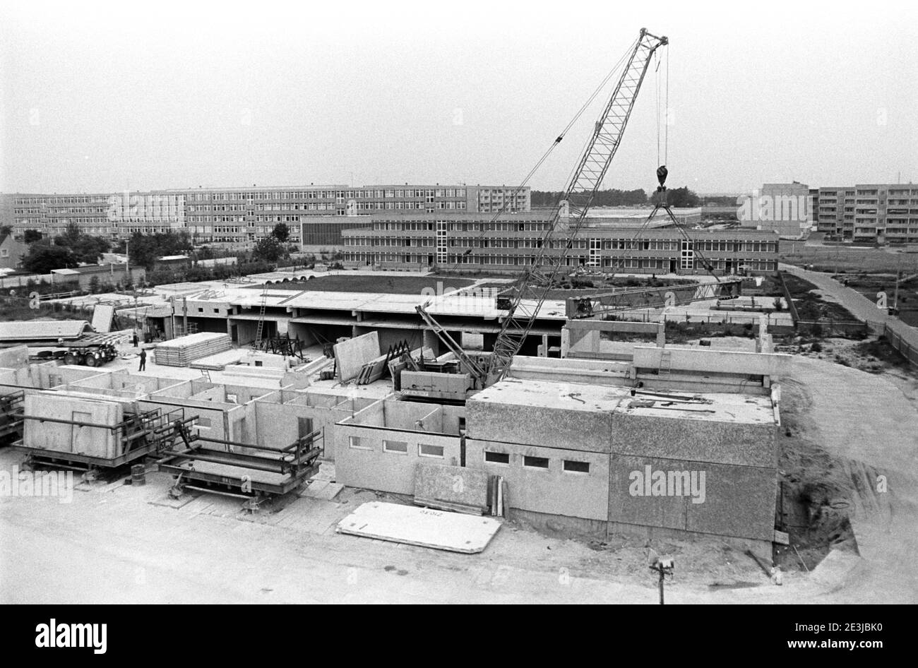 30. November 1984, Sachsen, Delitzsch: Mitte der 1980er Jahre wird im Neubaugebiet Delitzsch Nord eine zweite Turnhalle gebaut. Genaues Aufnahmedatum nicht bekannt. Foto: Volkmar Heinz/dpa-Zentralbild/ZB Stockfoto