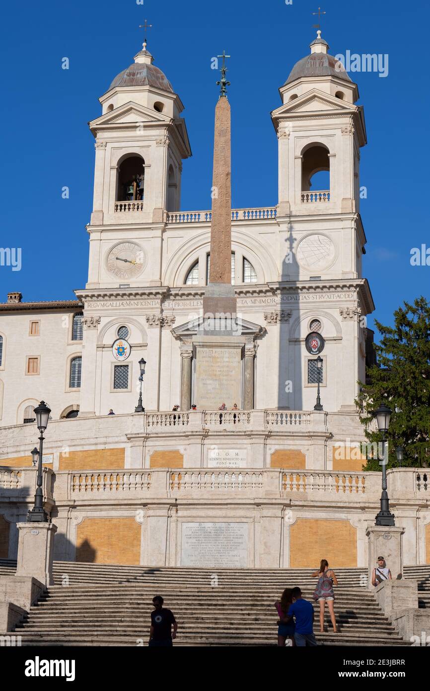 Trinita dei Monti Kirche und Sallustiano Obelisk über der Spanischen Treppe in der Stadt Rom, Italien Stockfoto