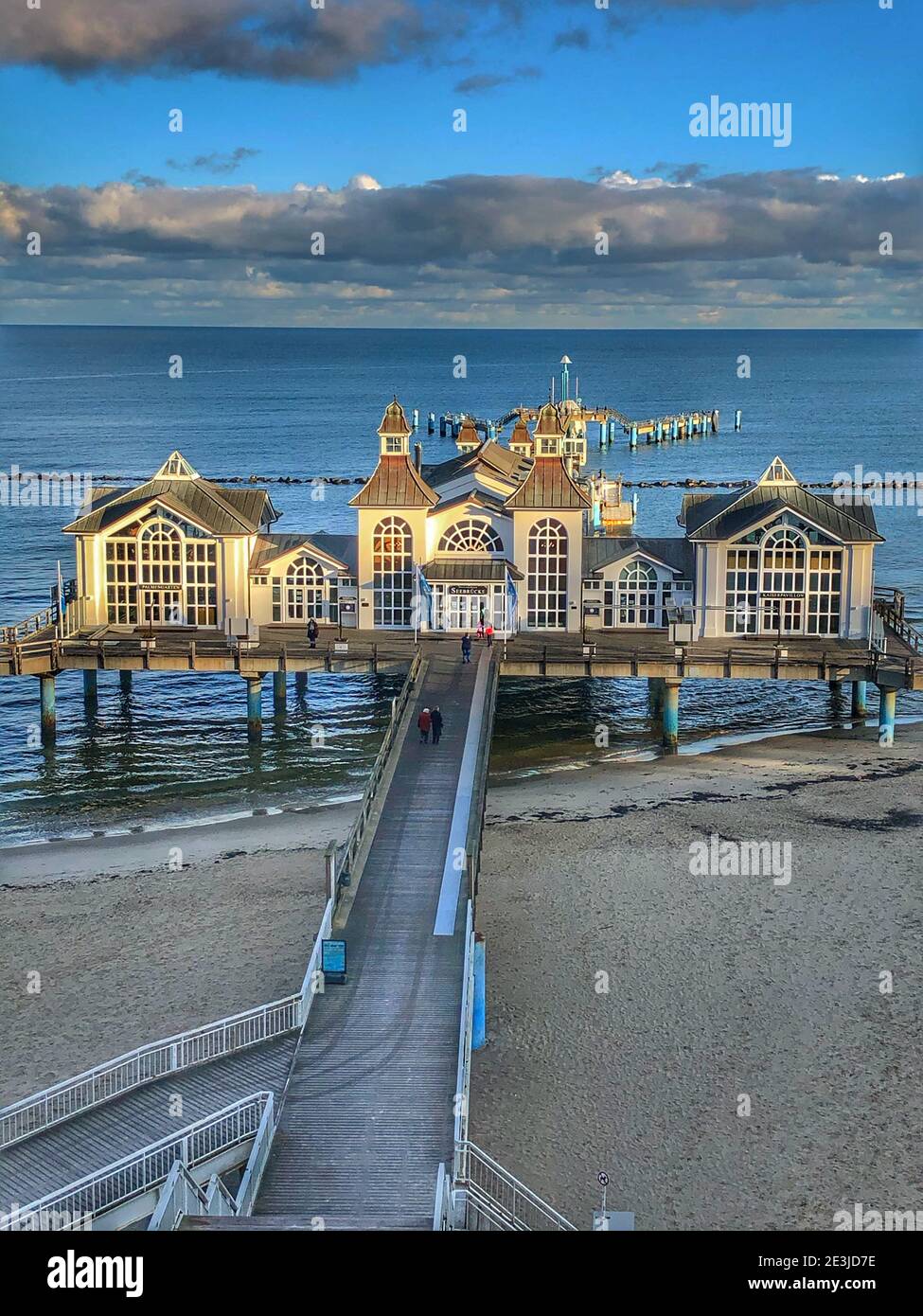 Große Seebrücke mit Gebäude in der Ostsee Stockfoto