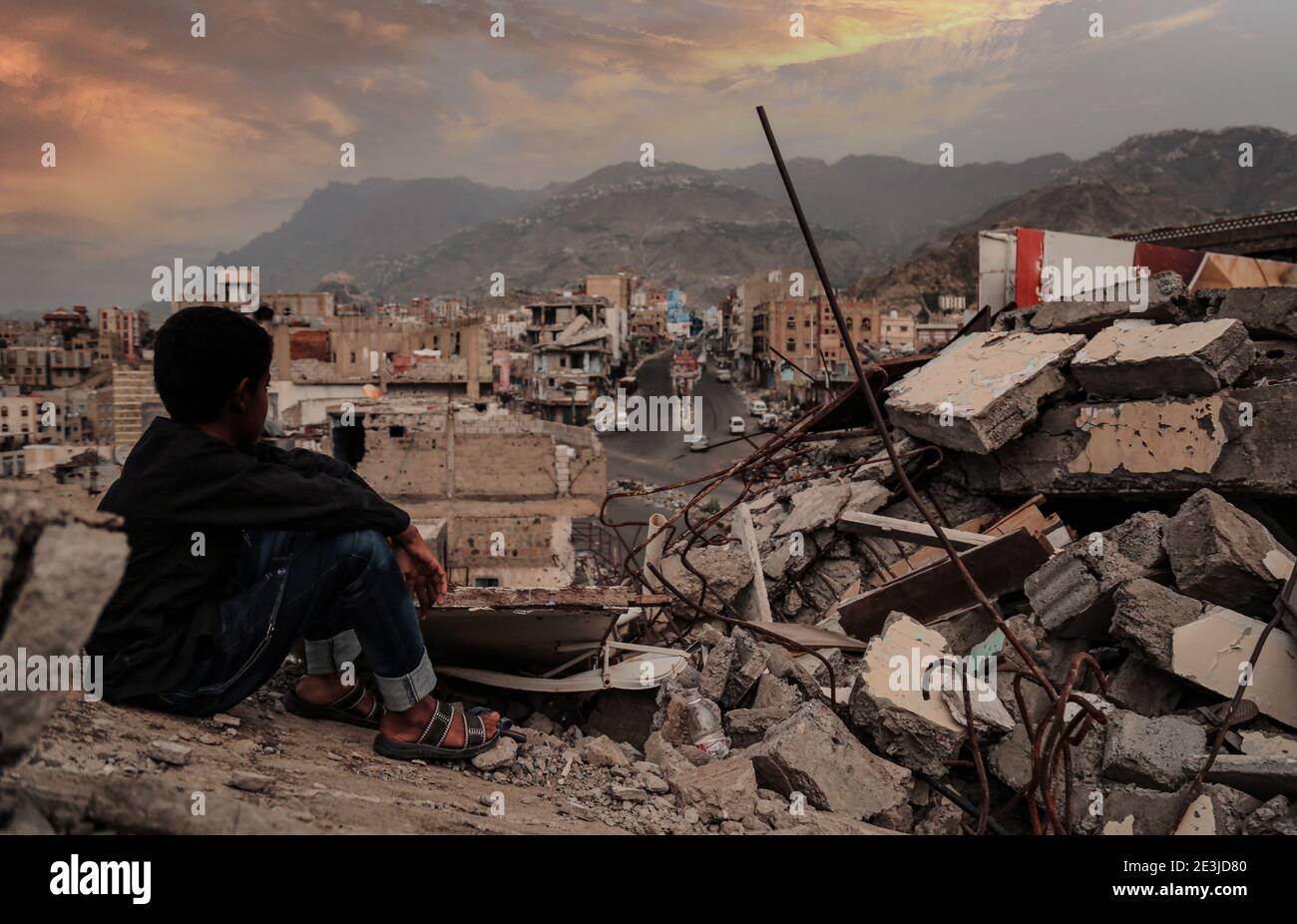 Taiz / Jemen - 22. Aug 2016 : EIN jemenitisches Kind erlebt die Zerstörung von Häusern in der Stadt Taiz durch den Krieg Stockfoto
