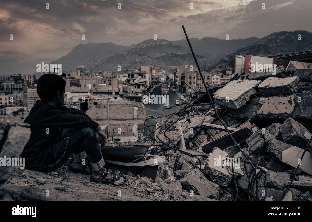 Taiz / Jemen - 22. Aug 2016 : EIN jemenitisches Kind erlebt die Zerstörung von Häusern in der Stadt Taiz durch den Krieg Stockfoto