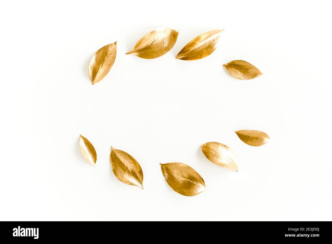 Gold runder Rahmen aus goldenen Blättern isoliert auf weißem Hintergrund. Flach, Draufsicht Stockfoto