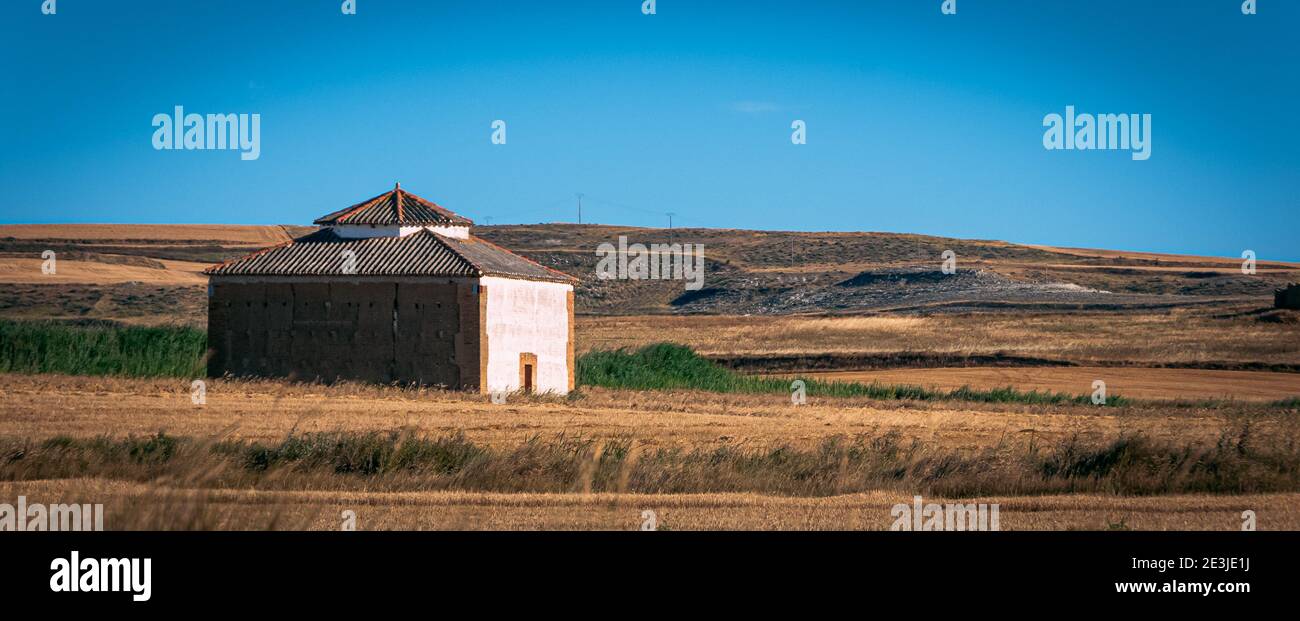 Typisches Taubenmittel in den Feldern von Castilla, Provinz Palencia. Spanien Stockfoto