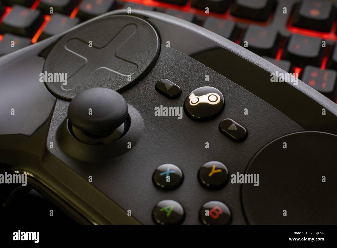 Dampfregler auf einer rot beleuchteten Gaming-Tastatur. Stockfoto