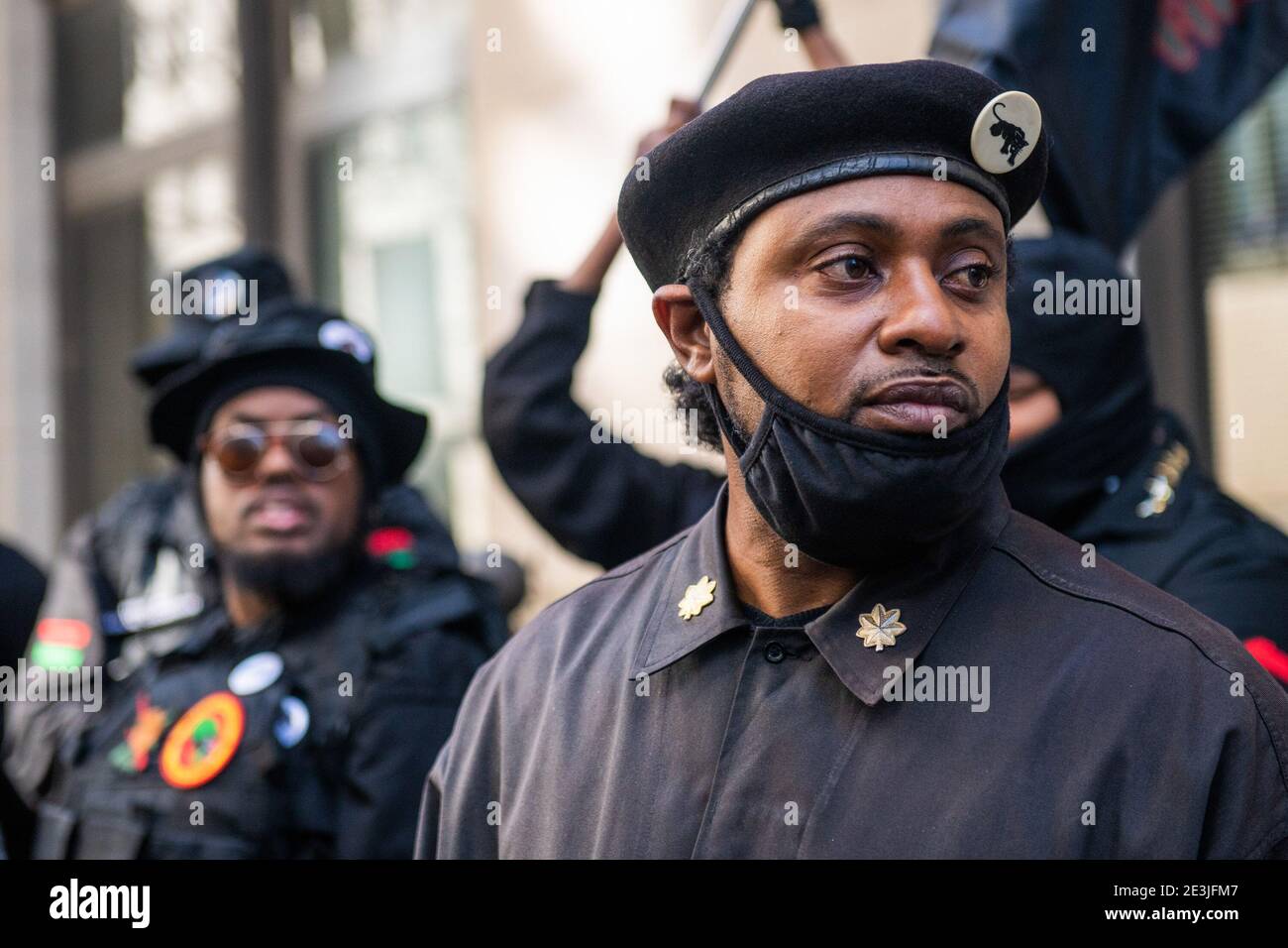 RICHMOND, VIRGINIA, JANUAR 18- Mitglieder der New Black Panthers, Black Lives Matter 757, Black Lives Matter Richmond Virginia und die Fred Hampton Miliz nehmen am 18. Januar 2021 am Lobby Day im Virginia State Capitol in Richmond, Virginia, an einer zweiten Änderungsversammlung Teil. Foto: Chris Tuite/ImageSPACE Stockfoto