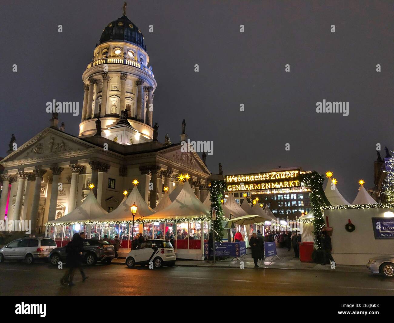 Weihnachtsmarkt Gendarmenmarkt mit französischem Dom Stockfoto