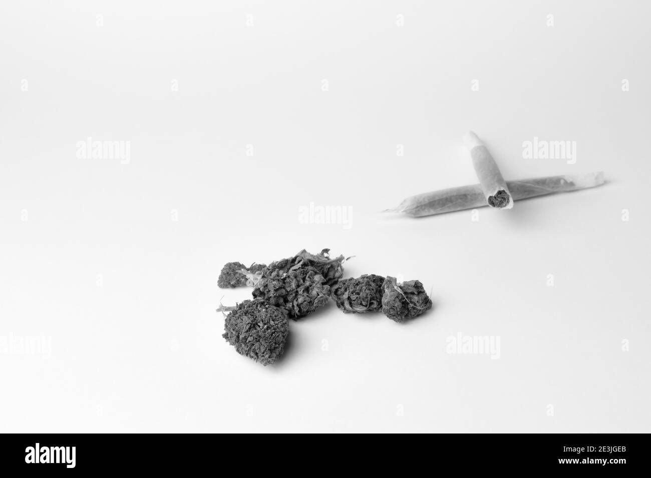 Nahaufnahme von Marihuana gerollte Gelenke und trockene Knospen.Schwarz-Weiß-Stil Fotografie mit Kopierraum. Stockfoto