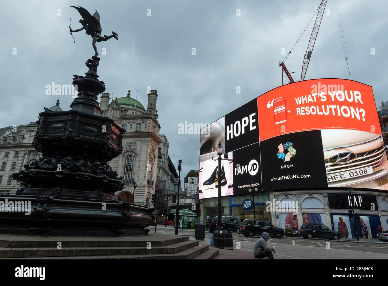 London, Großbritannien. 19. Januar 2021. Digitale Werbebildschirme zeigen eine Neujahrsbotschaft der Hoffnung im Piccadilly Circus. Kombiniert können die Bildschirme einen einzelnen 783.5 qm Bildschirm mit einer Auflösung 1,4x größer als 4K zeigen – was es die größte Werbung Anzeige in Europa macht. Kredit: Stephen Chung / Alamy Live Nachrichten Stockfoto