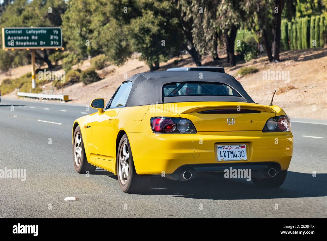 Okt 31, 2020 Lafayette / CA / USA - Rückansicht des Honda S2000 beim Fahren auf der Autobahn Stockfoto