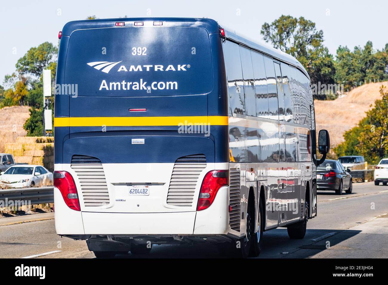 Oct 14, 2020 Fremont / CA / USA - Amtrak San Joaquins Bus Fahren auf der Autobahn; die San Joaquins Route verbindet San Francisco Bay Area mit Sacramen Stockfoto