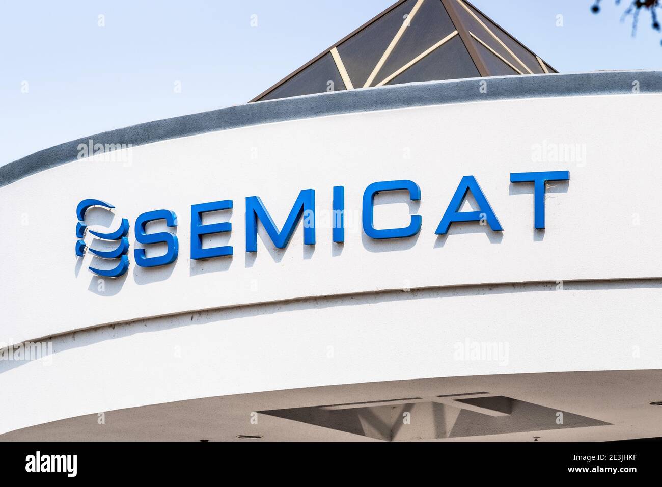 Sep 17, 2020 Fremont / CA / USA - Semicat Logo am Hauptsitz im Silicon Valley; Semicat, Inc. Ist als Lieferant von überholtem Semicon tätig Stockfoto