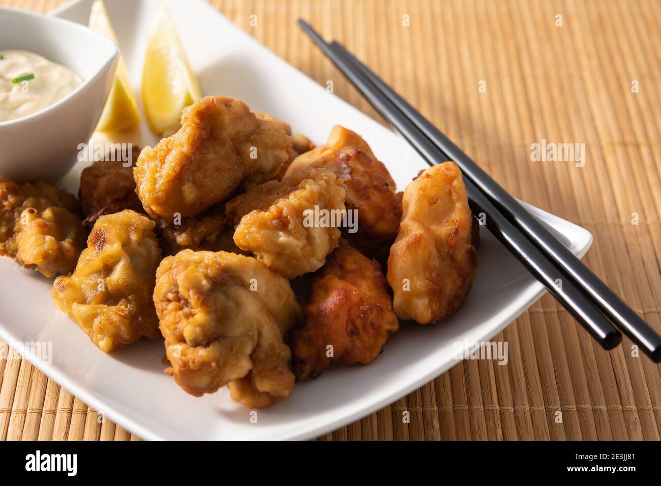 Würzige Hühnerkaraage auf Holztisch Stockfoto
