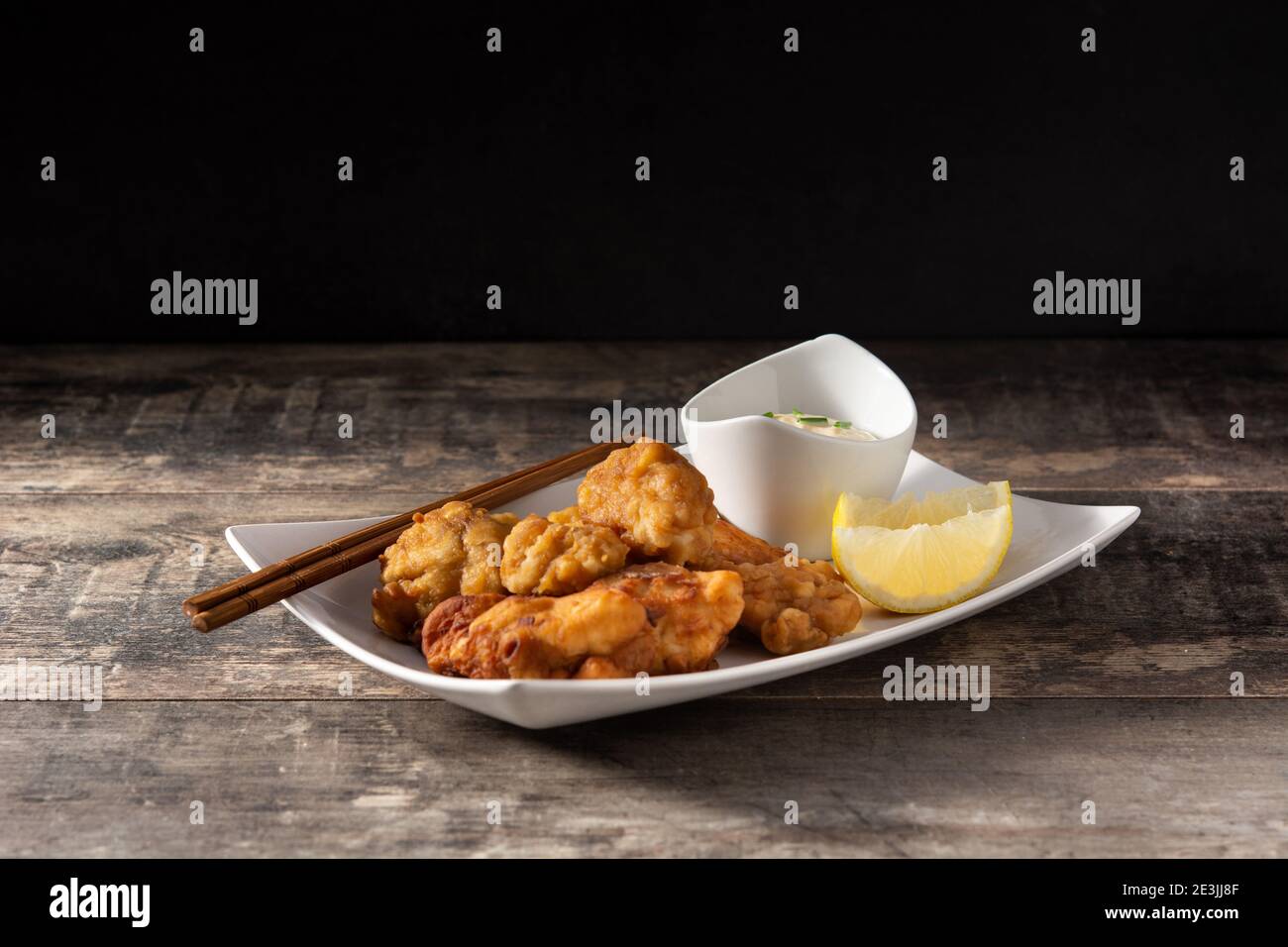 Würzige Hühnerkaraage auf Holztisch Stockfoto