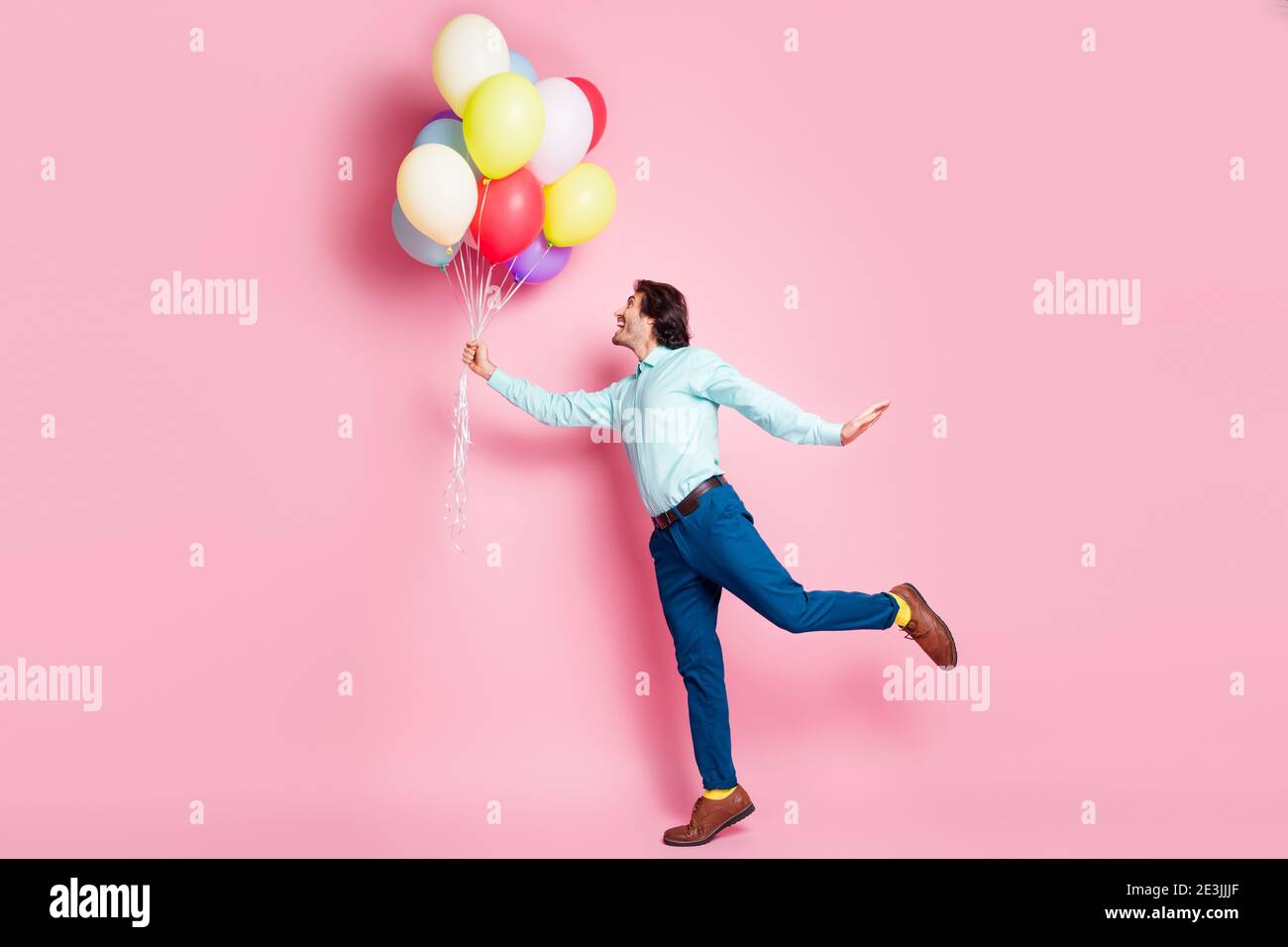 Holding Helium Balloon Stockfotos und -bilder Kaufen - Seite 8 - Alamy