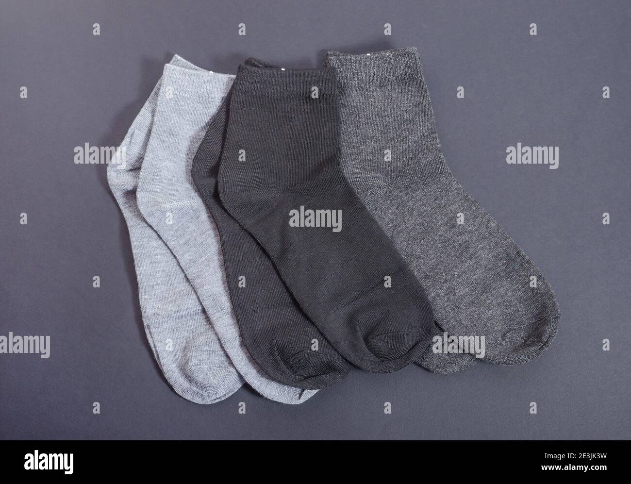 Klassische graue Herrensocken auf dunkelgrauem Hintergrund, Kleidung für Männer. Stockfoto