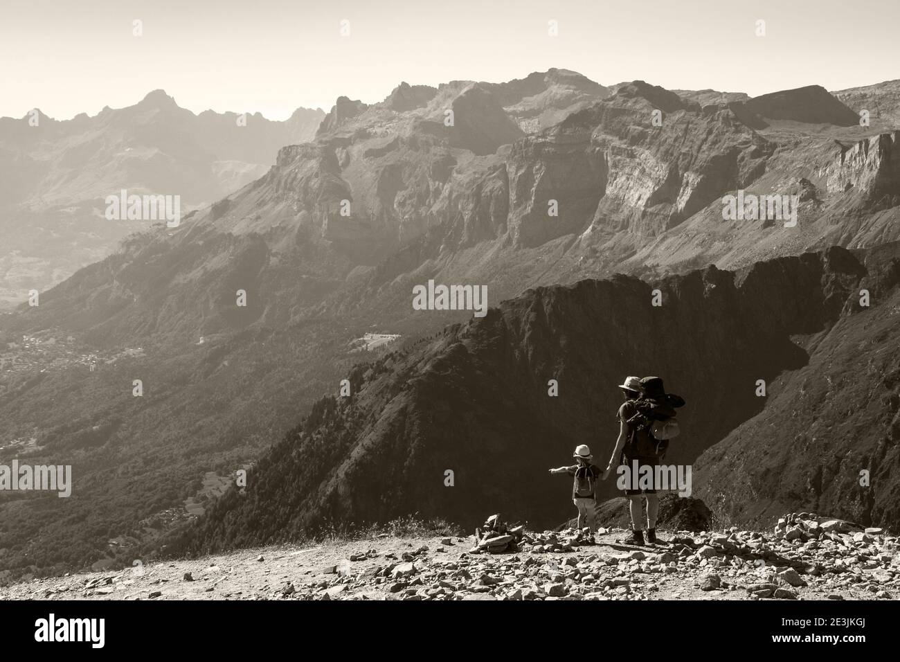 Vater und sein kleiner Sohn bewundern die Berglandschaft der Alpen. Rückansicht. Kindheitserinnerungen, Nostalgie-Konzepte. Sommerurlaub mit der Familie in den Bergen. Fran Stockfoto