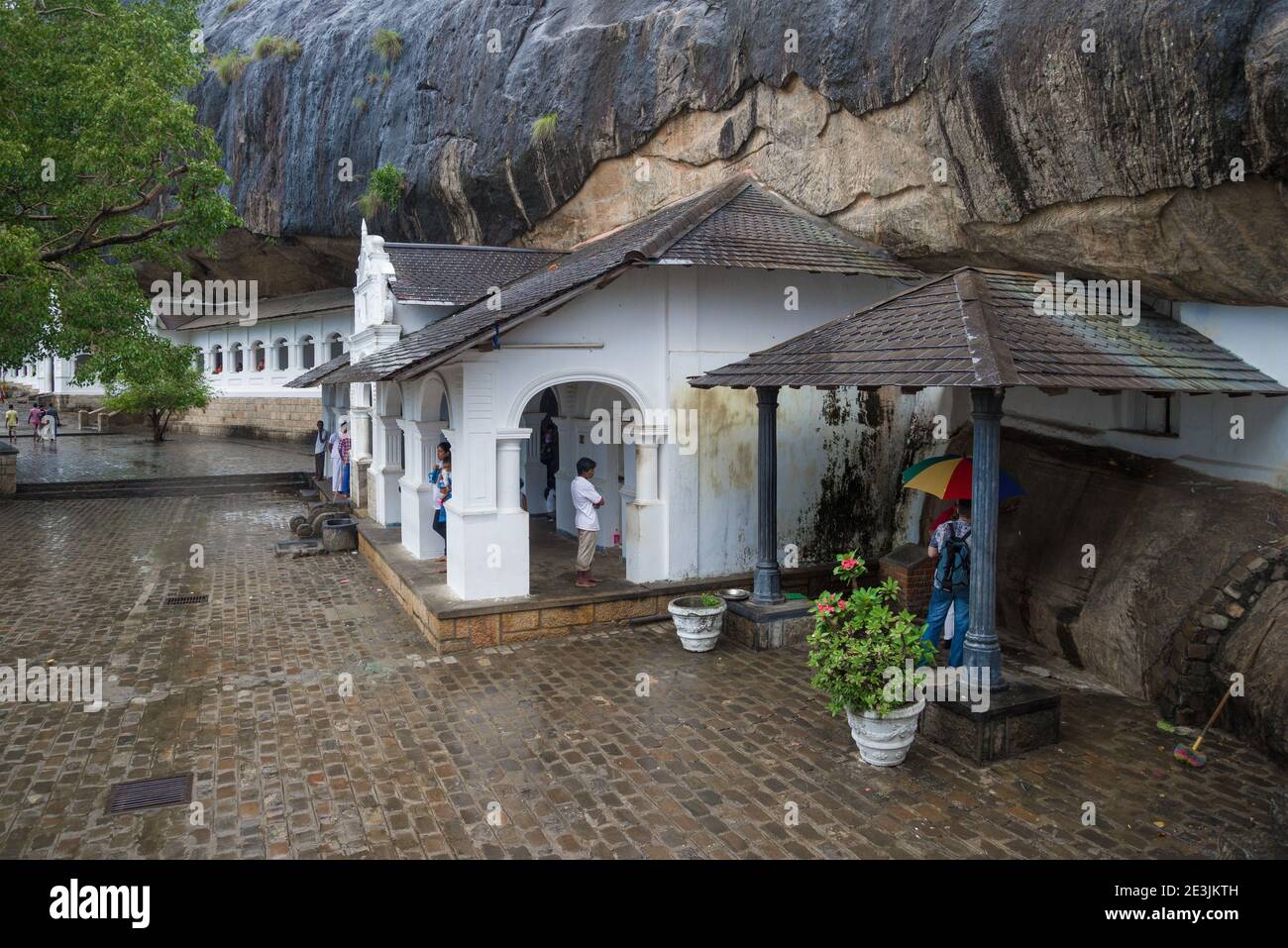 DAMBULLA, SRI LANKA - 14. MÄRZ 2015: Regnerischer Tag am alten Höhlenbuddhistentempel von Rangiri Dambulu Raja Maha Viharaya (Goldener Tempel) Stockfoto