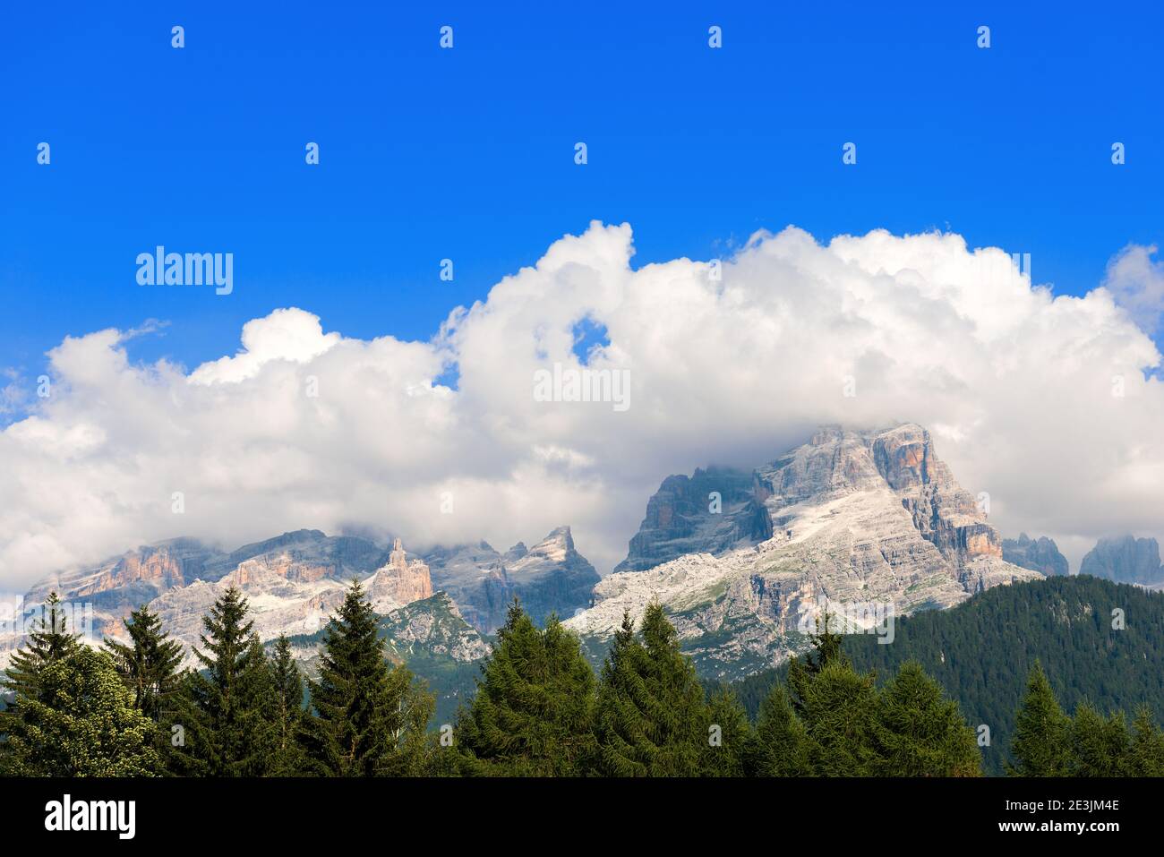 Brenta Dolomiten, Westseite, vom Rendenatal aus gesehen. Nationalpark Adamello Brenta. Trentino Alto Adige, Italien Stockfoto