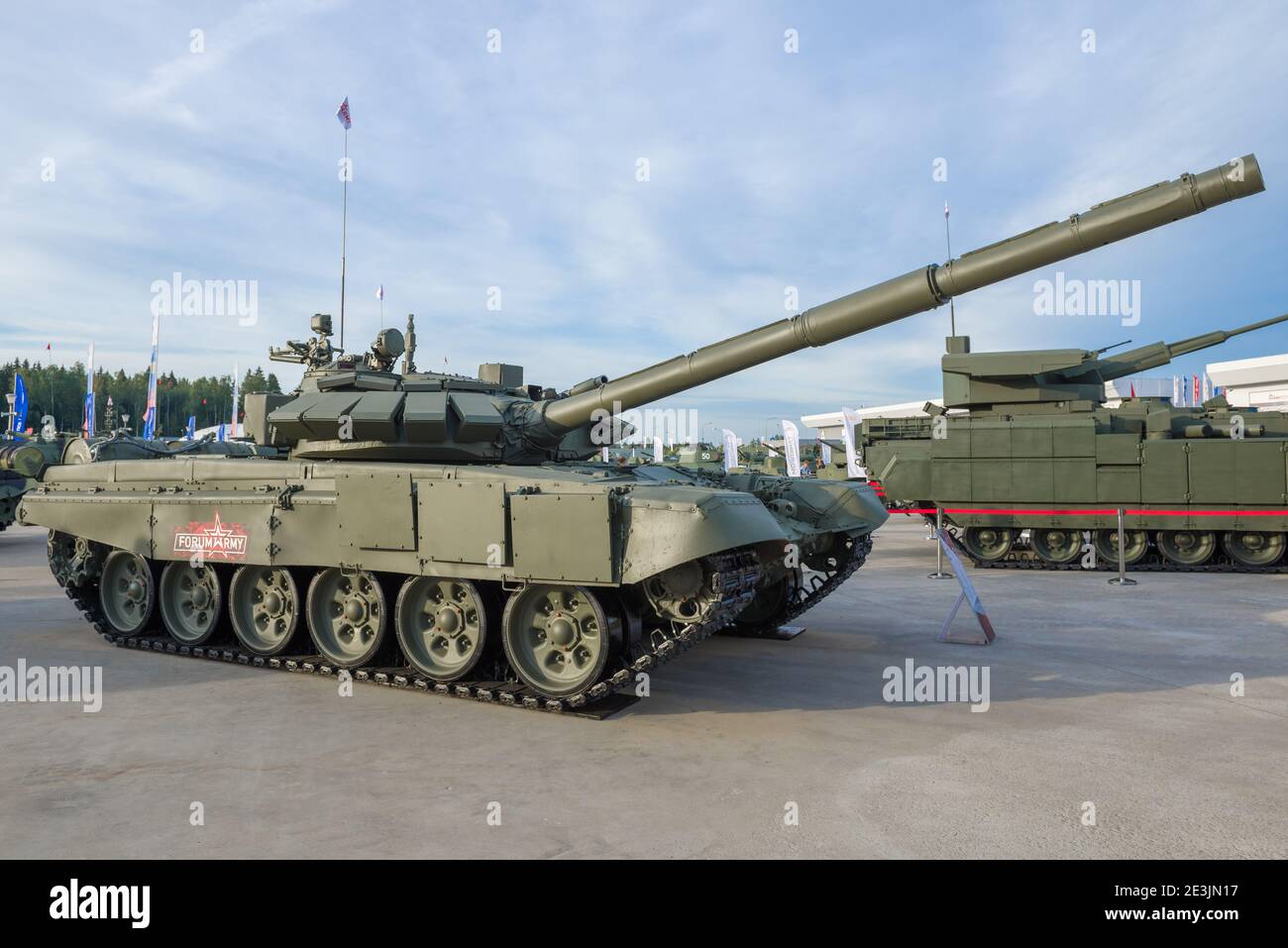 REGION MOSKAU, RUSSLAND - 25. AUGUST 2020: Der wichtigste russische Kampfpanzer T-72B3 auf dem internationalen Militärforum 'Army-2020' Stockfoto