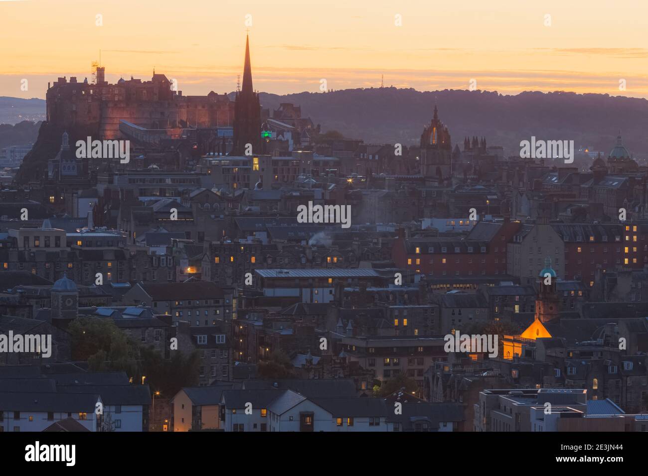 Blick auf die Altstadt von Edinburgh, das Schloss und die Skyline von Salisbury Crags bei Sonnenuntergang. Stockfoto