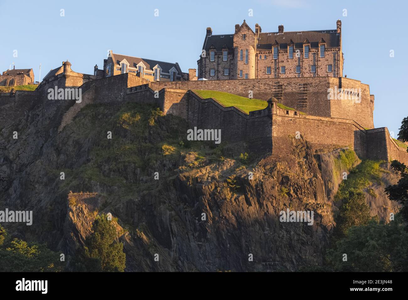 Das berühmte Edinburgh Castle thront an einem Sommerabend auf dem Castlehill, von den Princes Street Gardens aus gesehen. Stockfoto