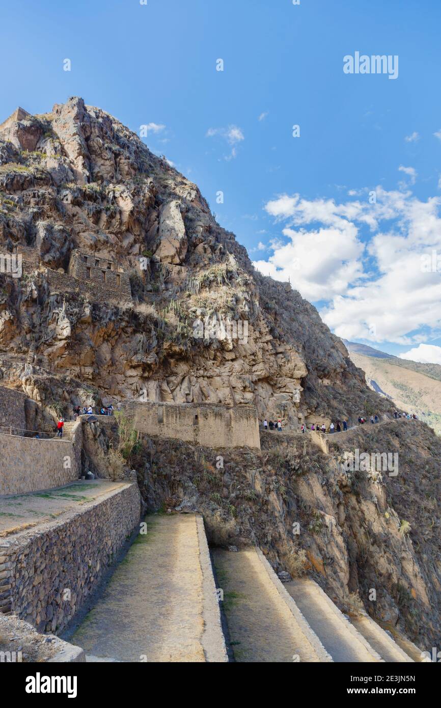 Terrassen in Ollantaytambo, einer archäologischen Stätte der Inka im Heiligen Tal in Urubamba, Region Cusco, Südperu Stockfoto
