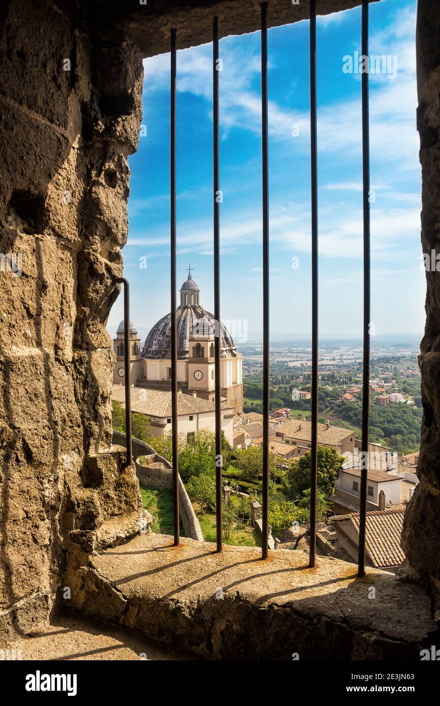 Blick auf die Kuppel der Basilika Santa Margherita Durch ein Fenster der Festung der Päpste (Rocca dei Papi) in Montefiascone (Italien) Stockfoto