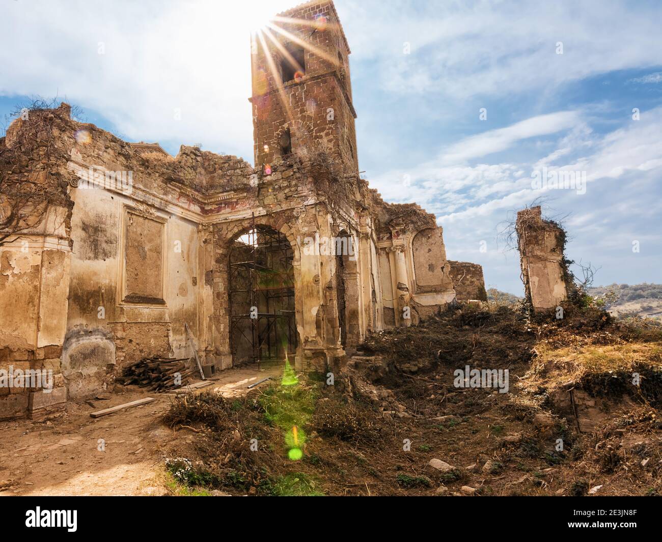 Ruinen der alten Kirche in der unbewohnten Stadt Celleno (Italien) Stockfoto