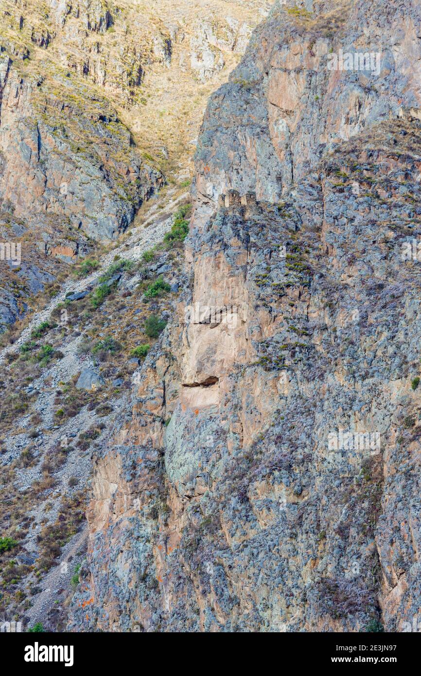 Viracocha oder Tunupa's Bild in Stein auf dem Berg Pinkuylluna mit Blick auf Ollantaytambo im Heiligen Tal in Urubamba, Cusco Region, Peru Stockfoto