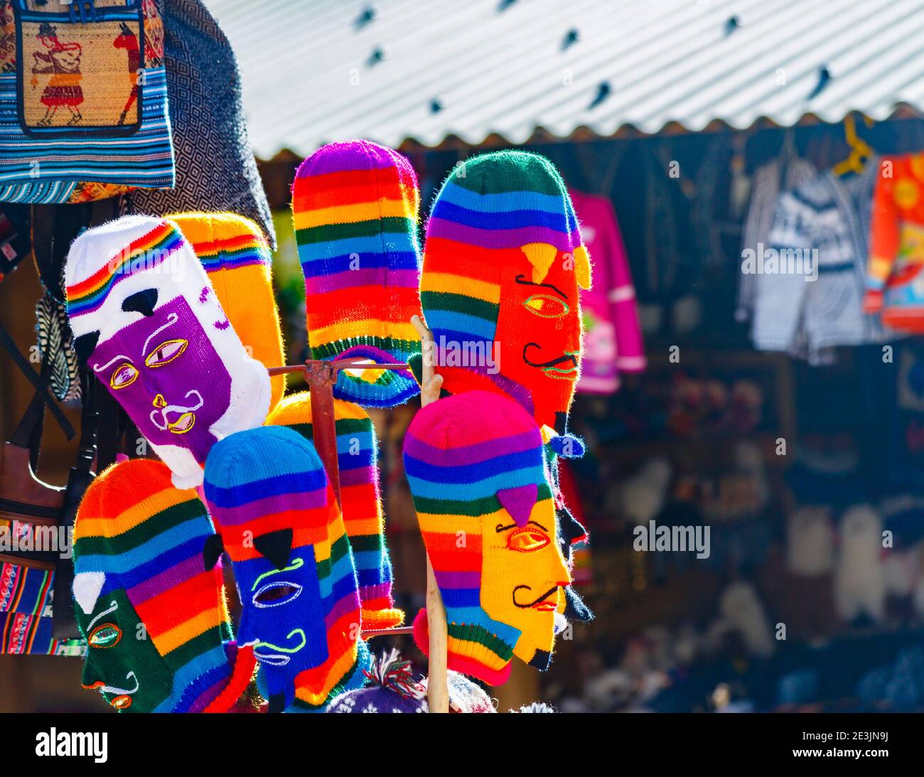 Bunte Strickmasken und Hüte zum Verkauf in einem Souvenirstand. Ollantaytambo im Heiligen Tal in Urubamba, Cusco Region, Südperu Stockfoto