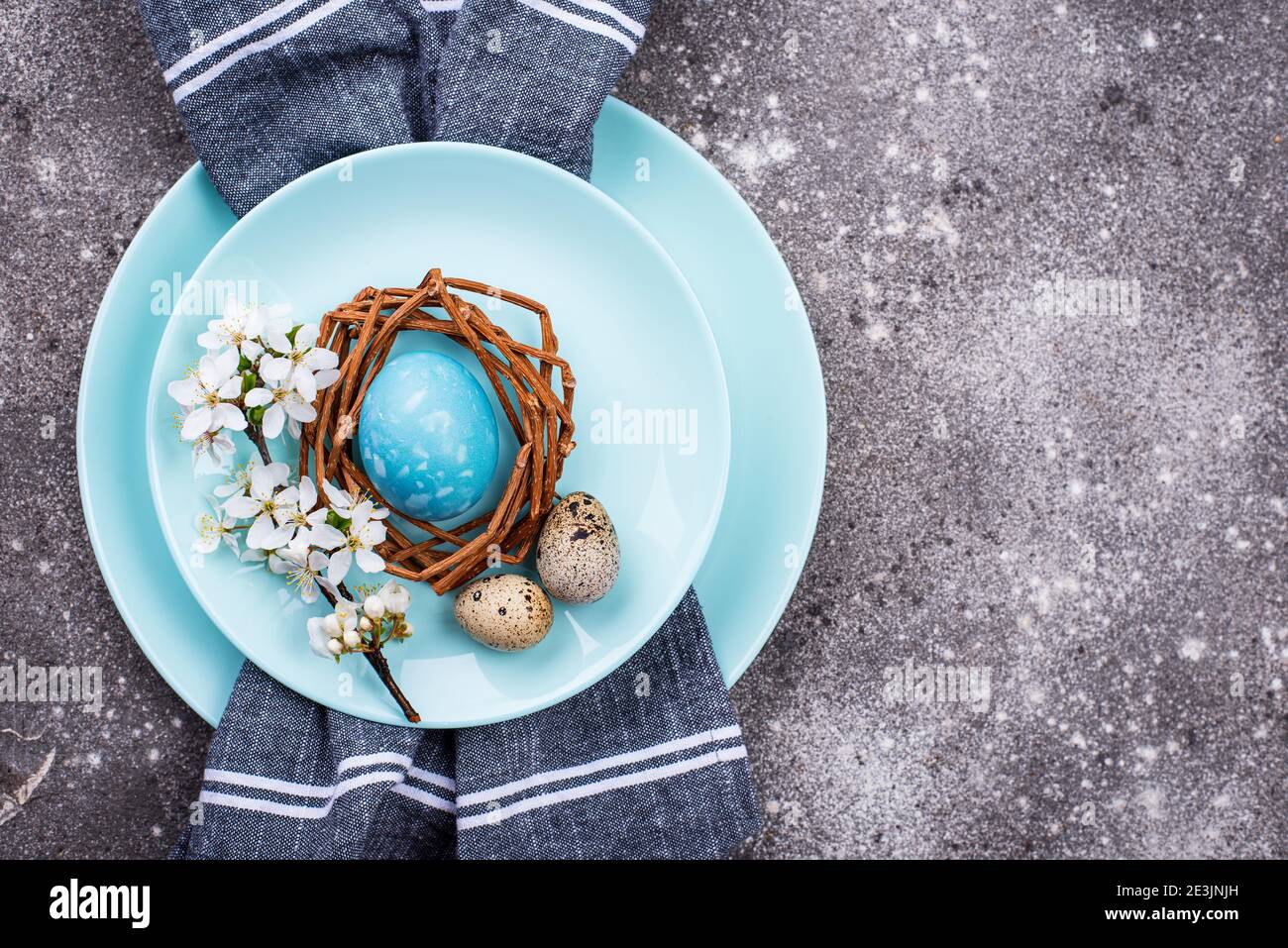 Ostertischeinstellung mit blauem Ei Stockfoto