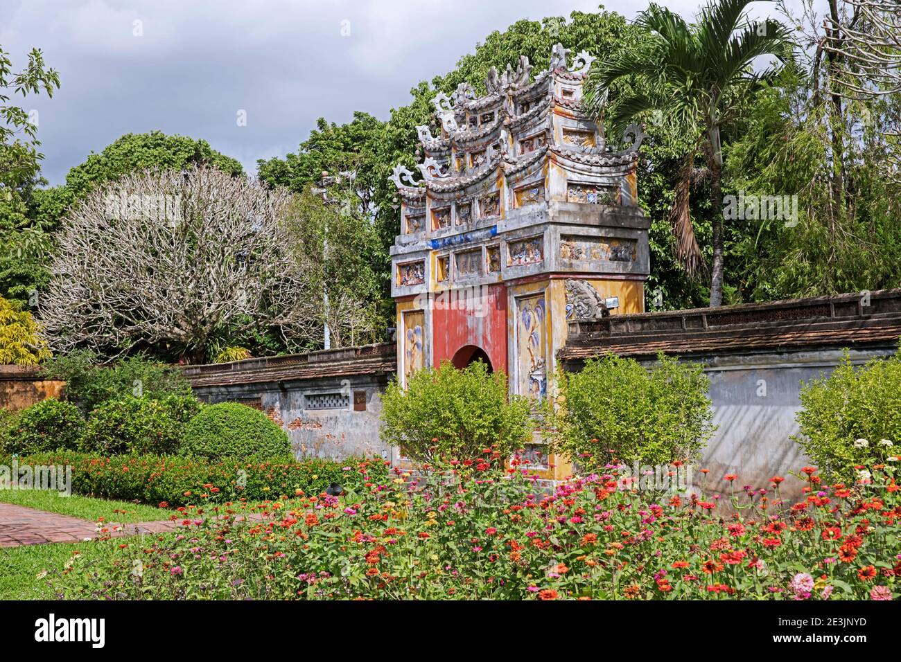 Buntes Tor zum nach Mieu und hing zum Tempel von Mieu in der Kaiserstadt in der Zitadelle von Hue, Provinz Thừa Thiên-Huế, Zentralvietnam Stockfoto