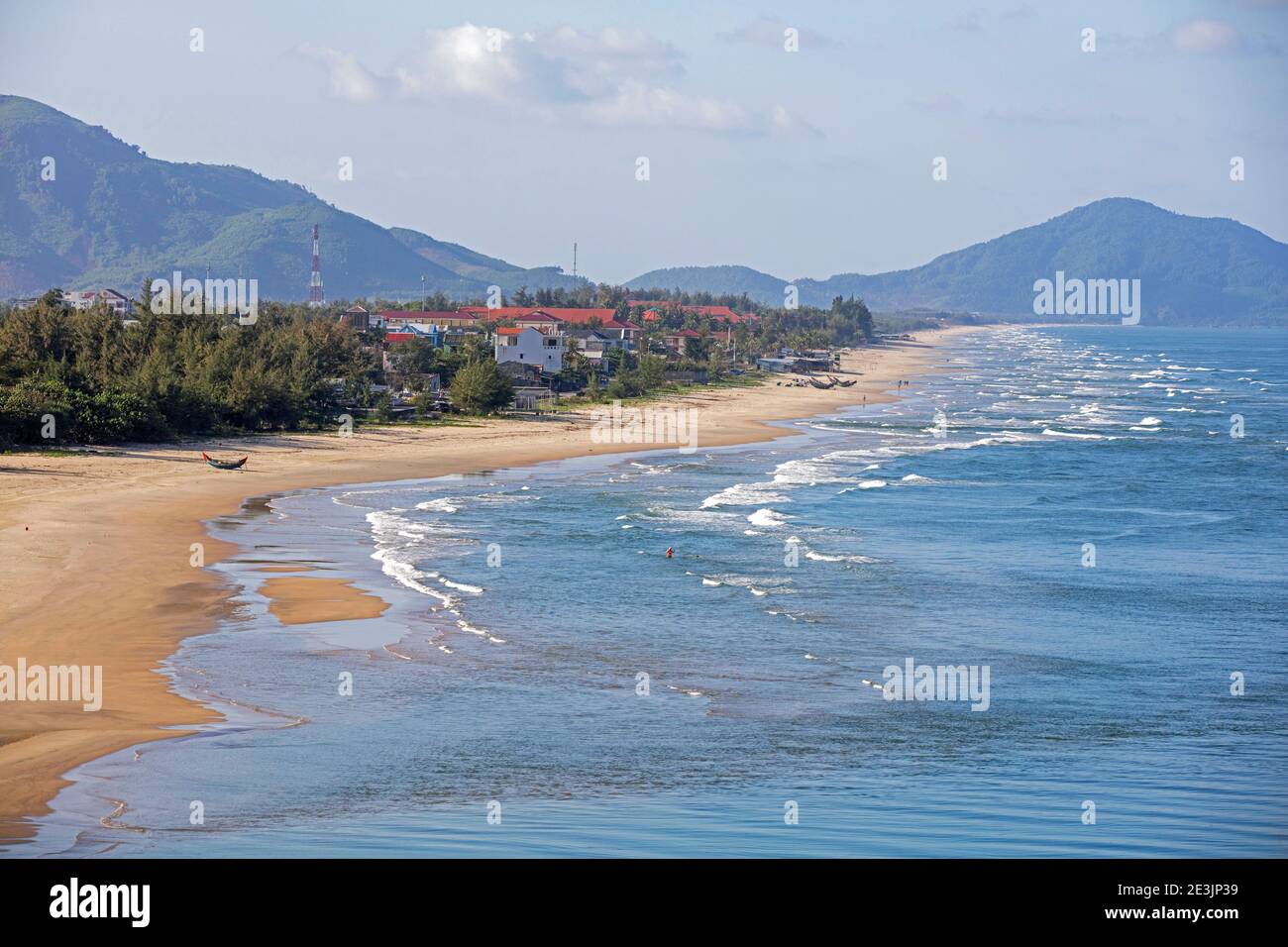 Lăng Cô / lang Co Strand entlang der Nationalstraße 1 in der Nähe von Hai Van Pass, Bezirk Phu Loc, Provinz Thừa Thiên-Huế, Zentralvietnam Stockfoto