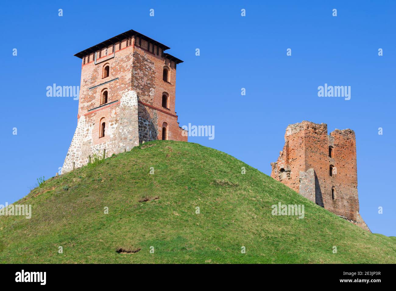 Ruinen von Türmen der mittelalterlichen Burg an einem sonnigen Apriltag. Nowogrudok, Weißrussland Stockfoto
