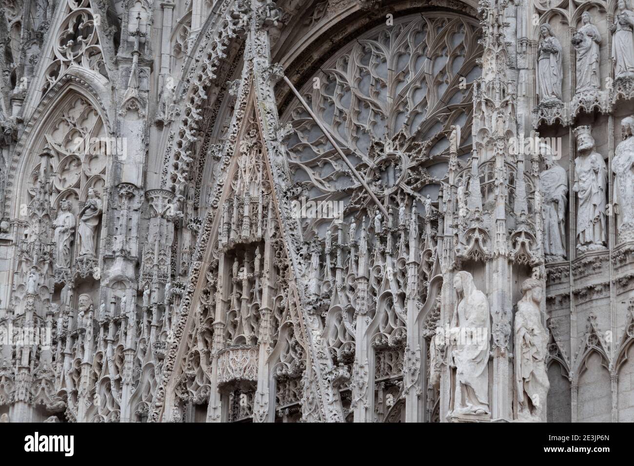 Kathedrale von Rouen Normandie Frankreich 9.25.2019 eines der größten Beispiele der hochgotischen Kirche aus dem 13. Jahrhundert. Umfangreiche Außendekoration des Stockfoto
