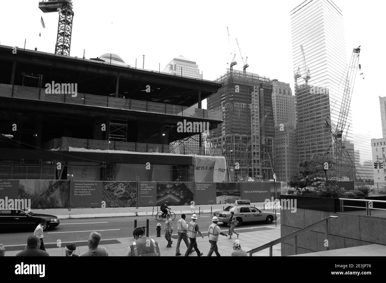 World Trade Centre New York Neubau Krane Schutzhelm Leute beobachten Wolkenkratzer Wolkenkratzer Metallarbeiten Taxi uns gelbes Taxi Stockfoto